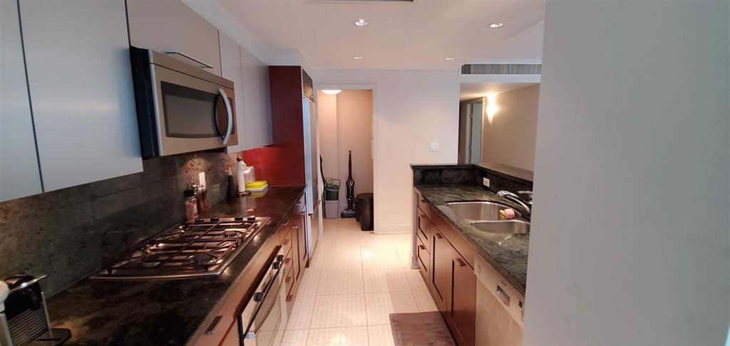 704 499 Broughton Street