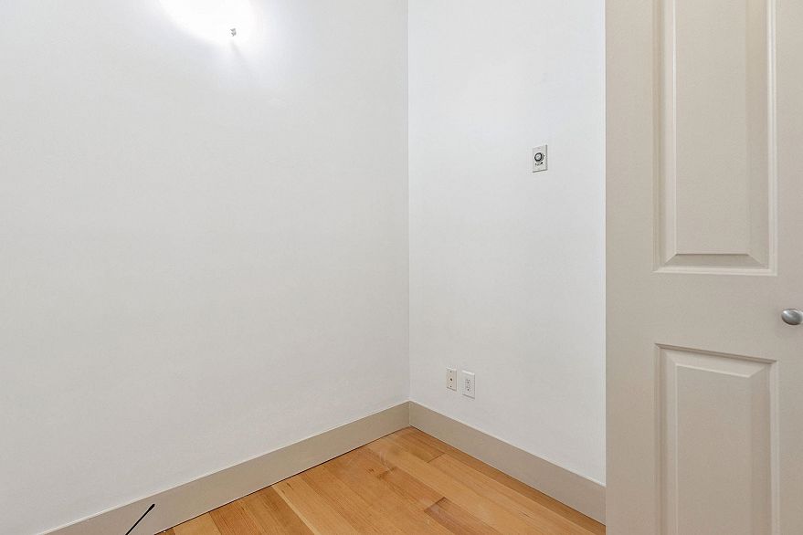 423 8988 Hudson Street