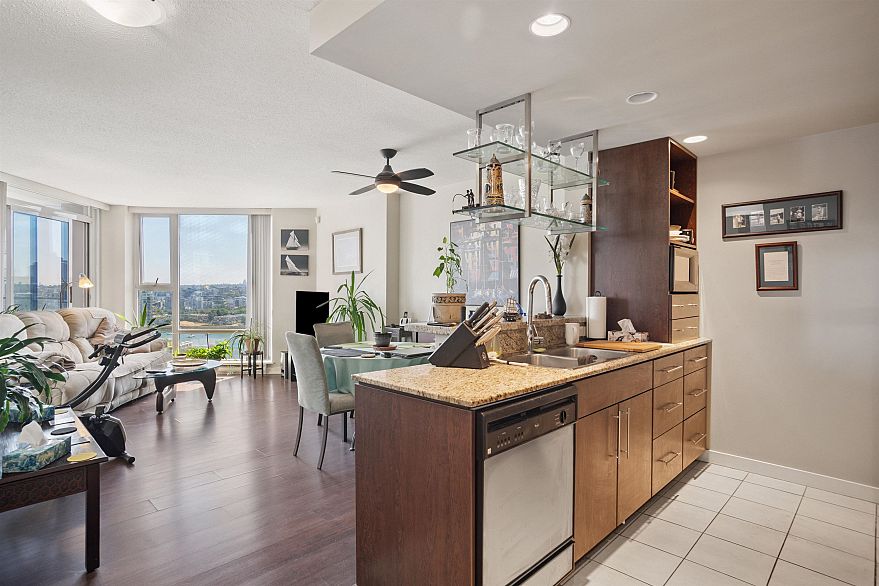2307 455 Beach Crescent