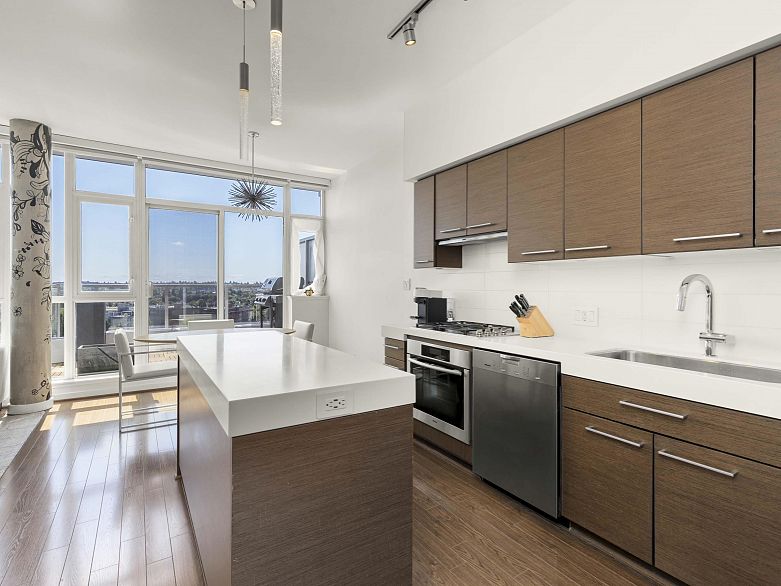 1206 2770 Sophia Street