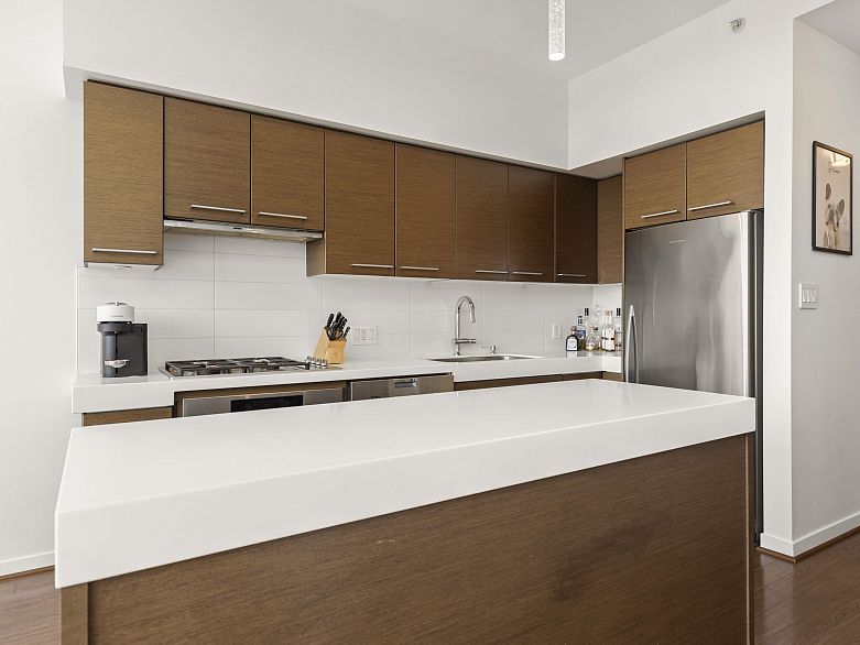 1206 2770 Sophia Street