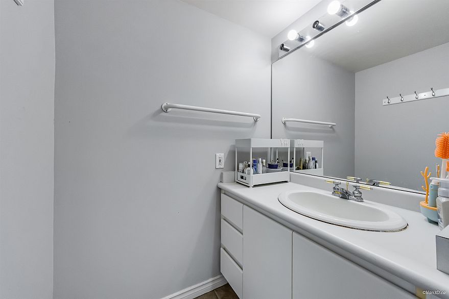 1803 5189 Gaston Street