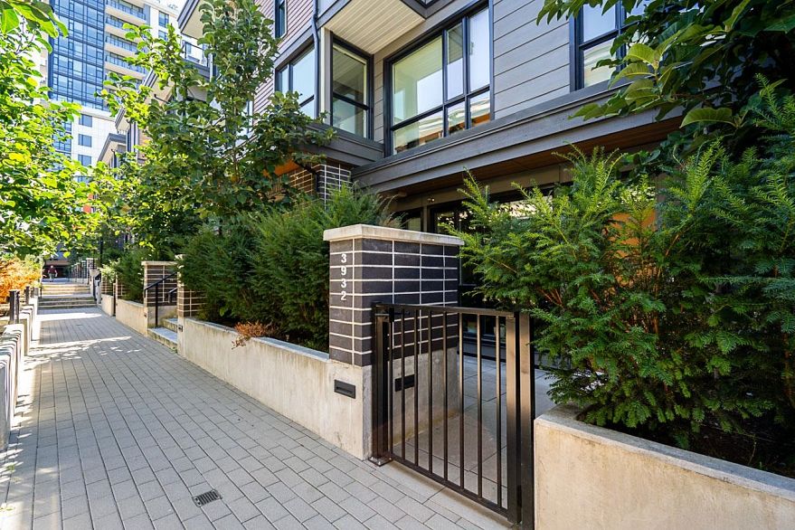 3932 Dumfries Street