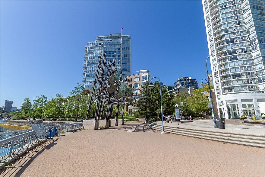 610 1228 Marinaside Crescent