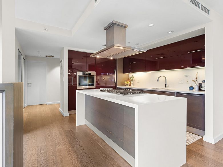 1106 8 Smithe Mews