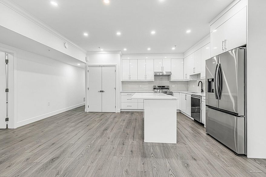 101 2122 E 32nd Avenue