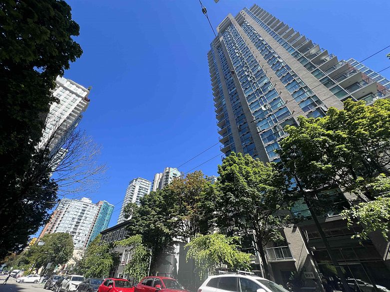 1203 928 Richards Street