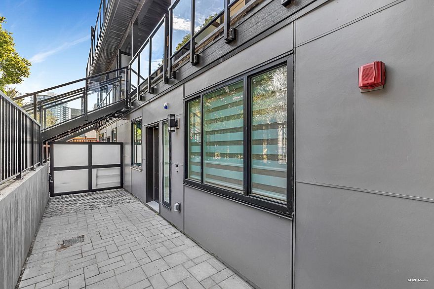 101 2122 E 32nd Avenue