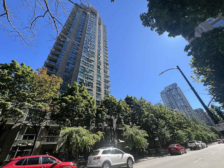 1203 928 Richards Street