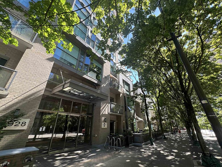 1203 928 Richards Street