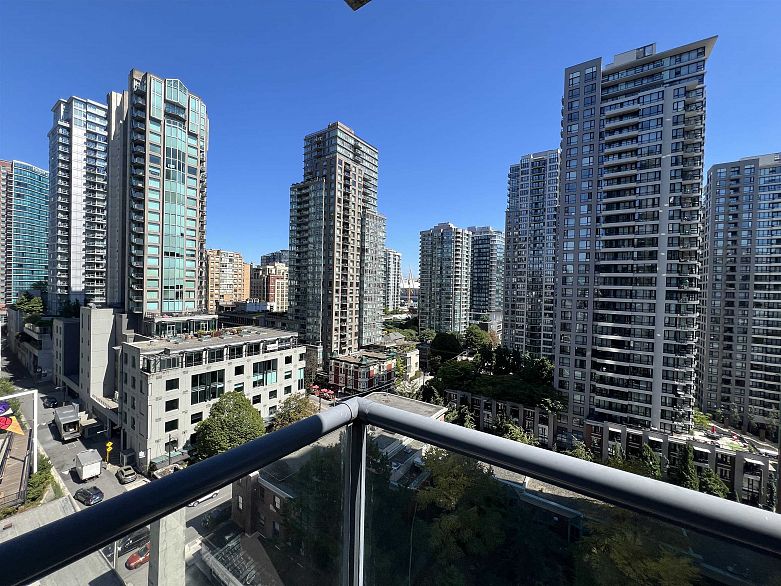 1203 928 Richards Street