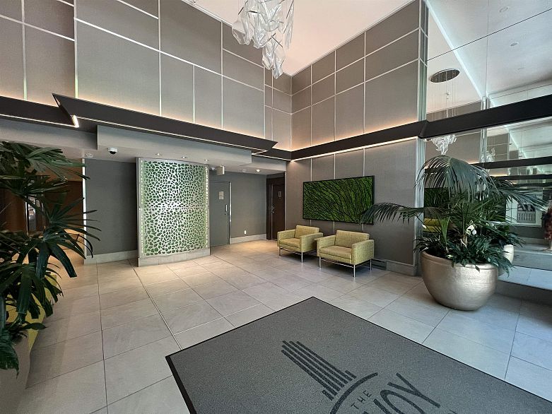 1203 928 Richards Street