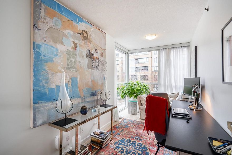 302 1228 Marinaside Crescent