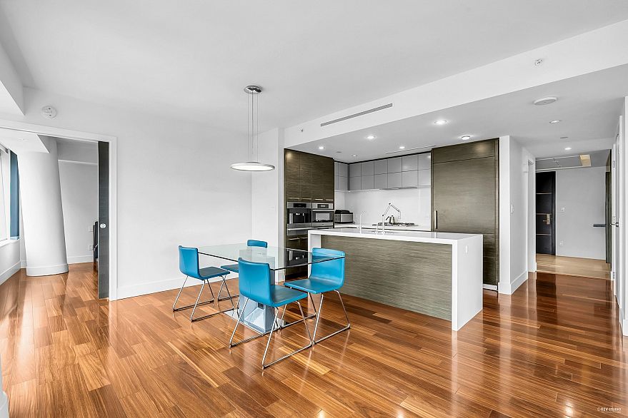 2405 667 Howe Street