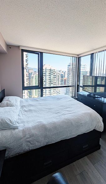 2705 977 Mainland Street