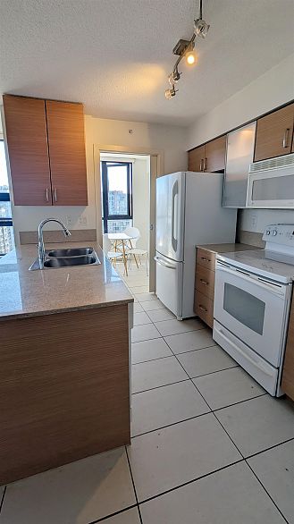 2705 977 Mainland Street