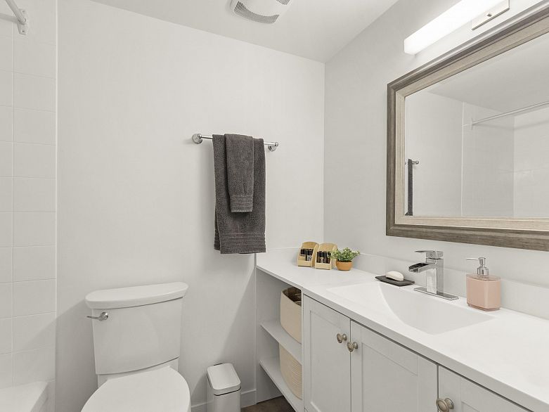 206 1365 E 7th Avenue