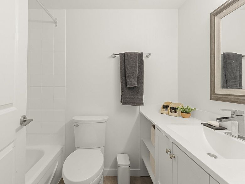 206 1365 E 7th Avenue