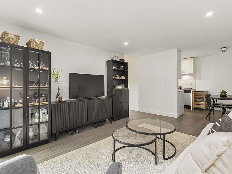 206 1365 E 7th Avenue