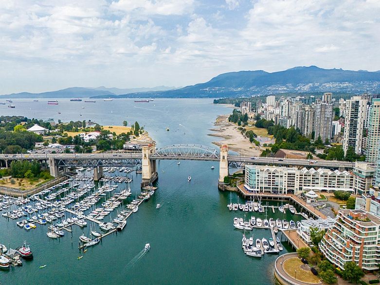 2802 428 Beach Crescent