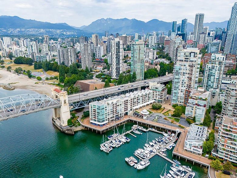 2802 428 Beach Crescent