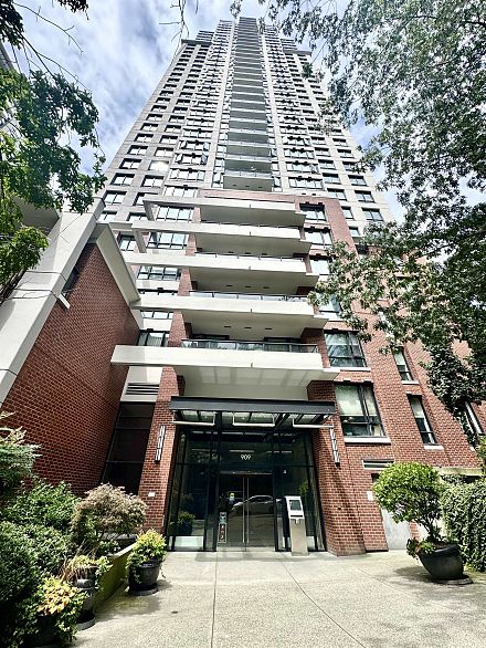 1404 909 Mainland Street