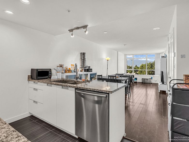 768 2080 W Broadway