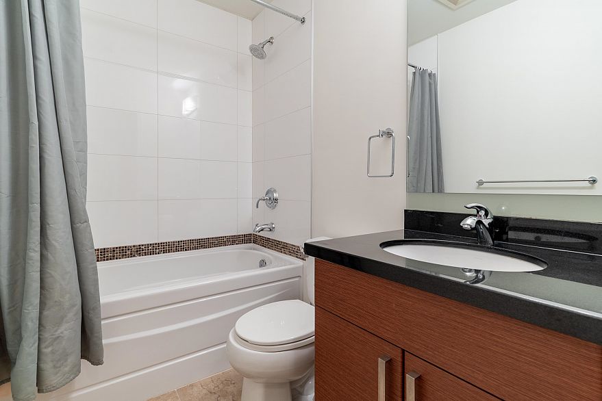 102 930 W 16th Avenue