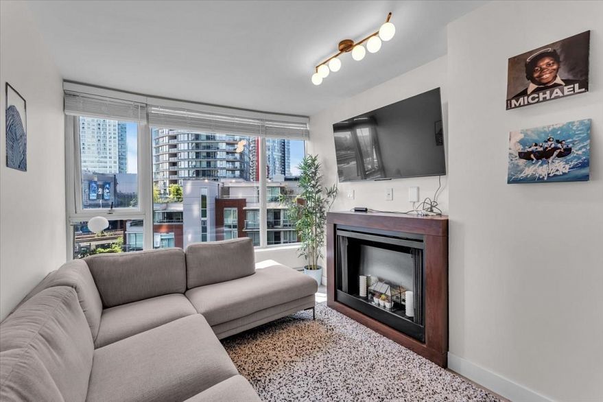 803 58 Keefer Place