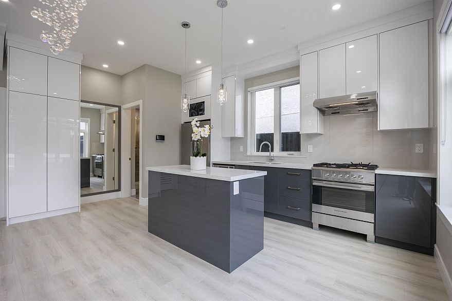 2 5808 Lanark Street