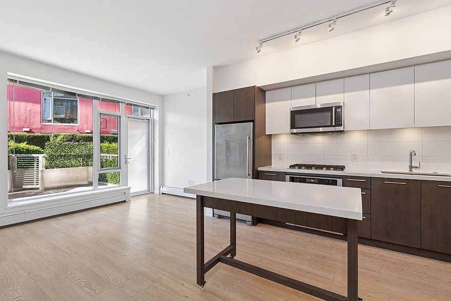 215 384 E 1st Avenue