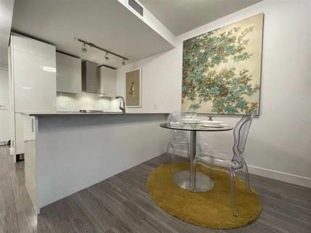 405 1283 Howe Street