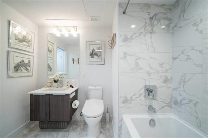 405 1283 Howe Street