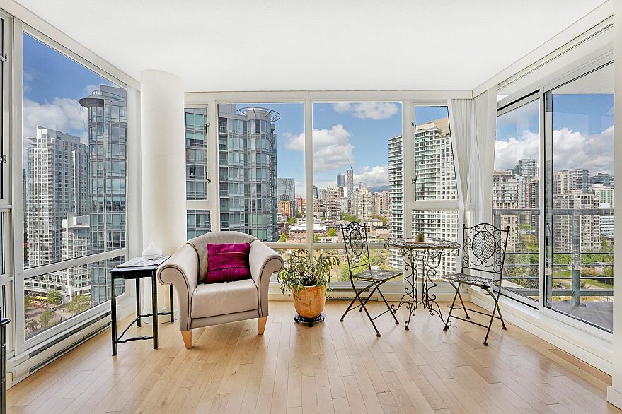 2208 1033 Marinaside Crescent