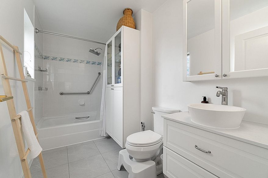 402 4688 W 10th Avenue