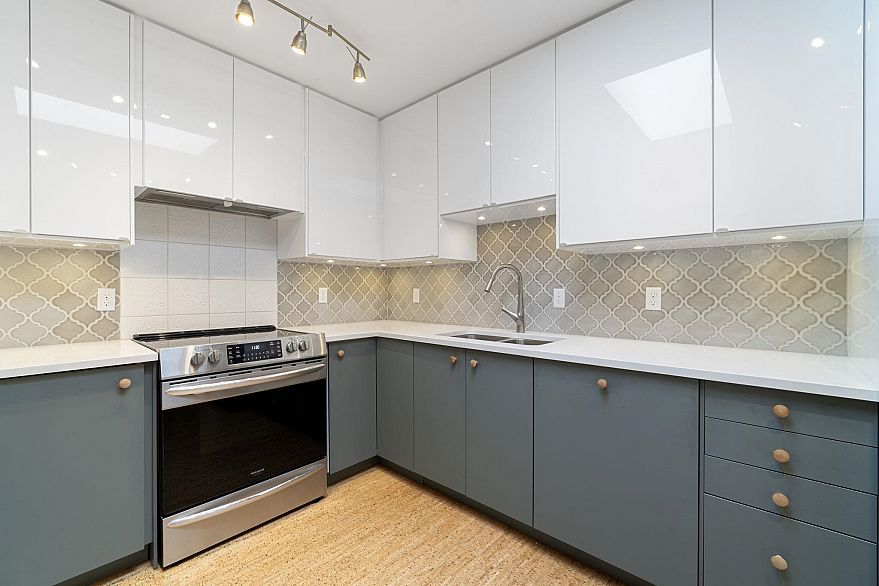 402 4688 W 10th Avenue