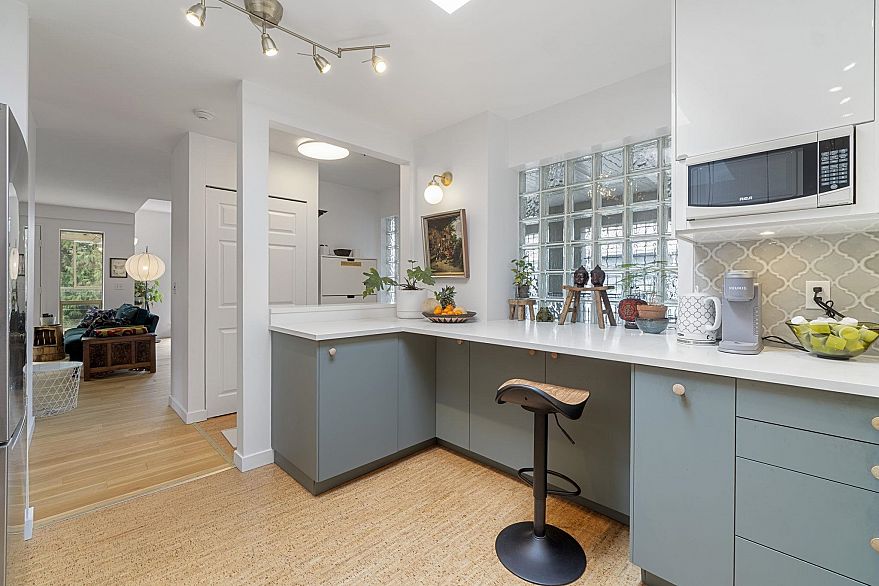 402 4688 W 10th Avenue