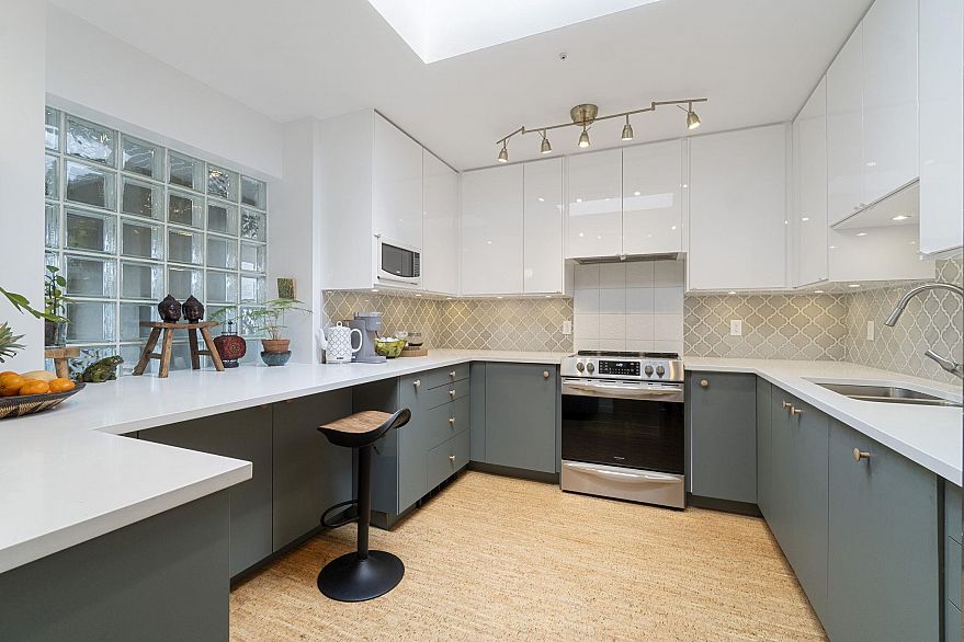 402 4688 W 10th Avenue