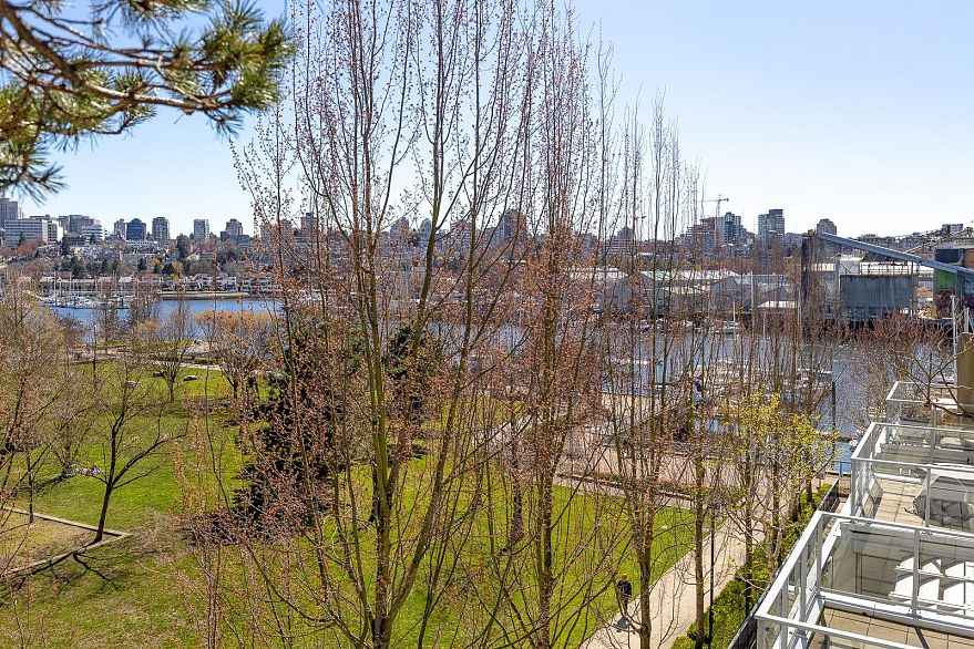 301 638 Beach Crescent