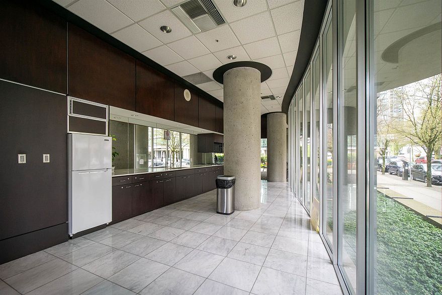 302 588 Broughton Street