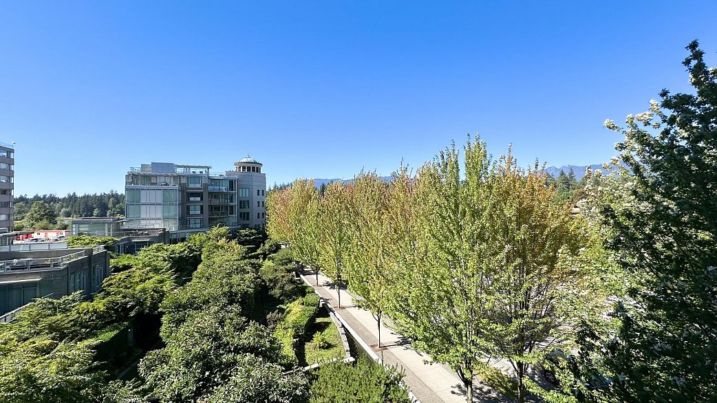 401 1925 Alberni Street