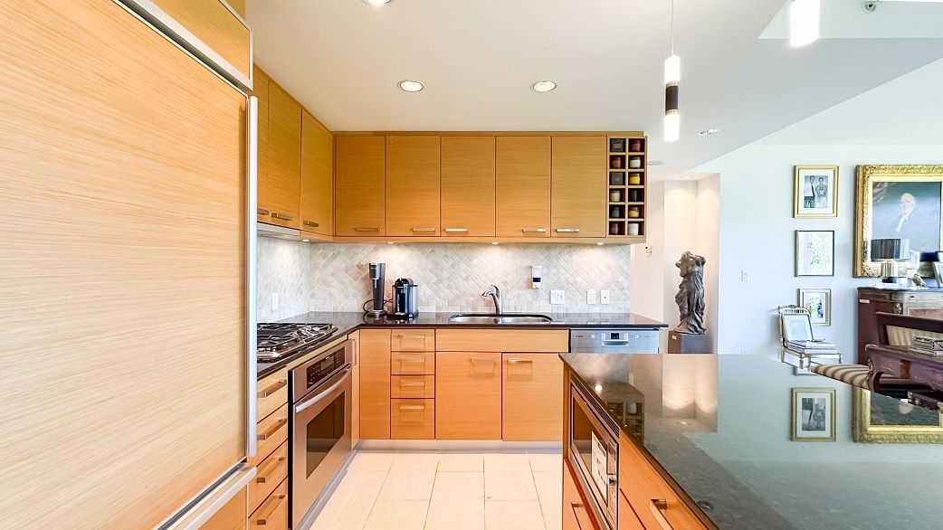 401 1925 Alberni Street