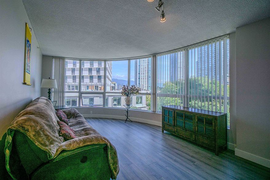 302 588 Broughton Street