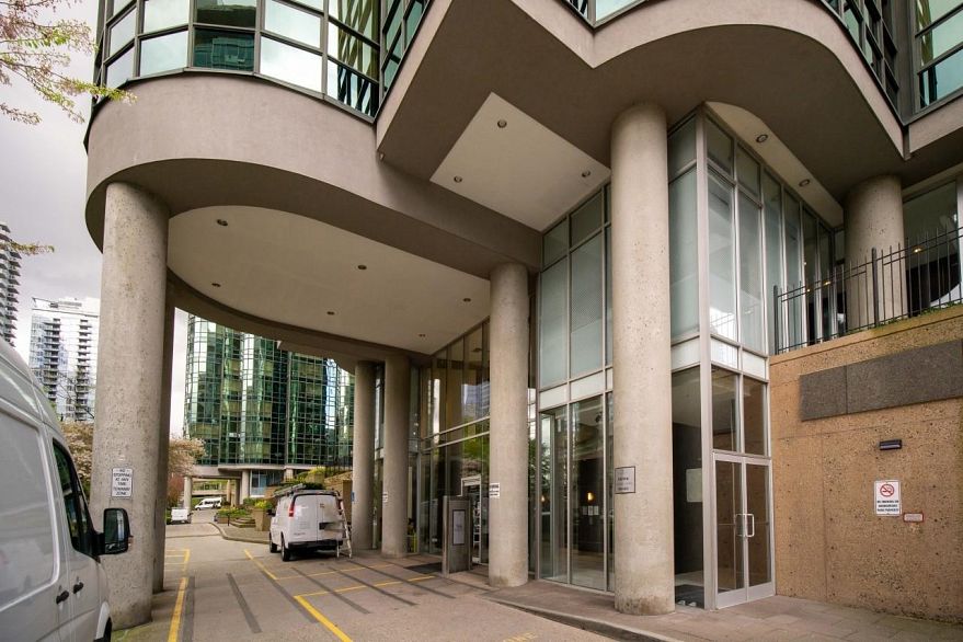 302 588 Broughton Street