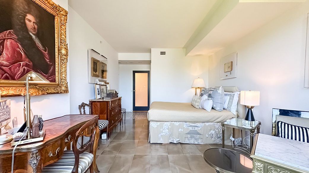 401 1925 Alberni Street