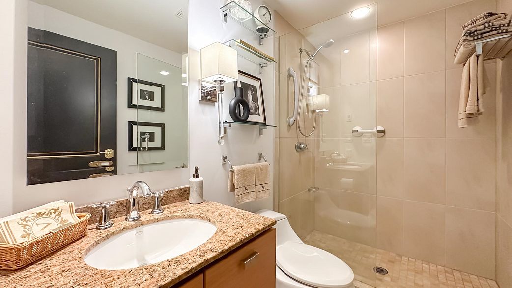 401 1925 Alberni Street