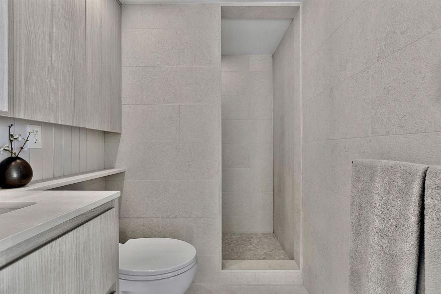 713 1887 Crowe Street