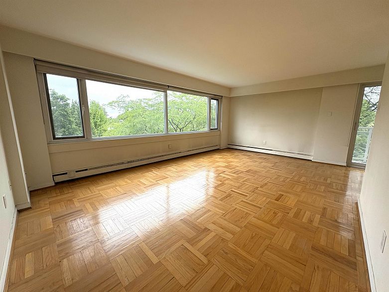 305 6076 Tisdall Street