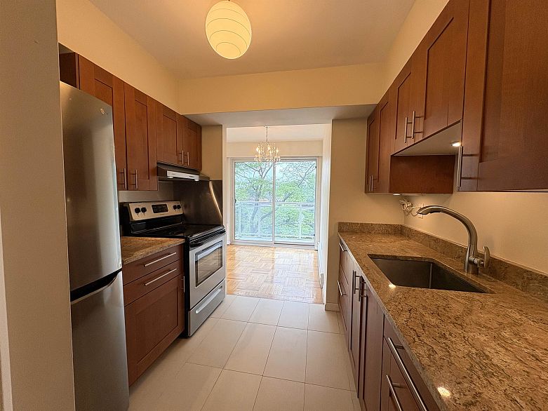 305 6076 Tisdall Street