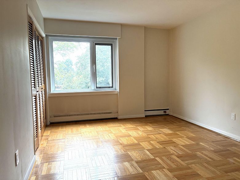 305 6076 Tisdall Street